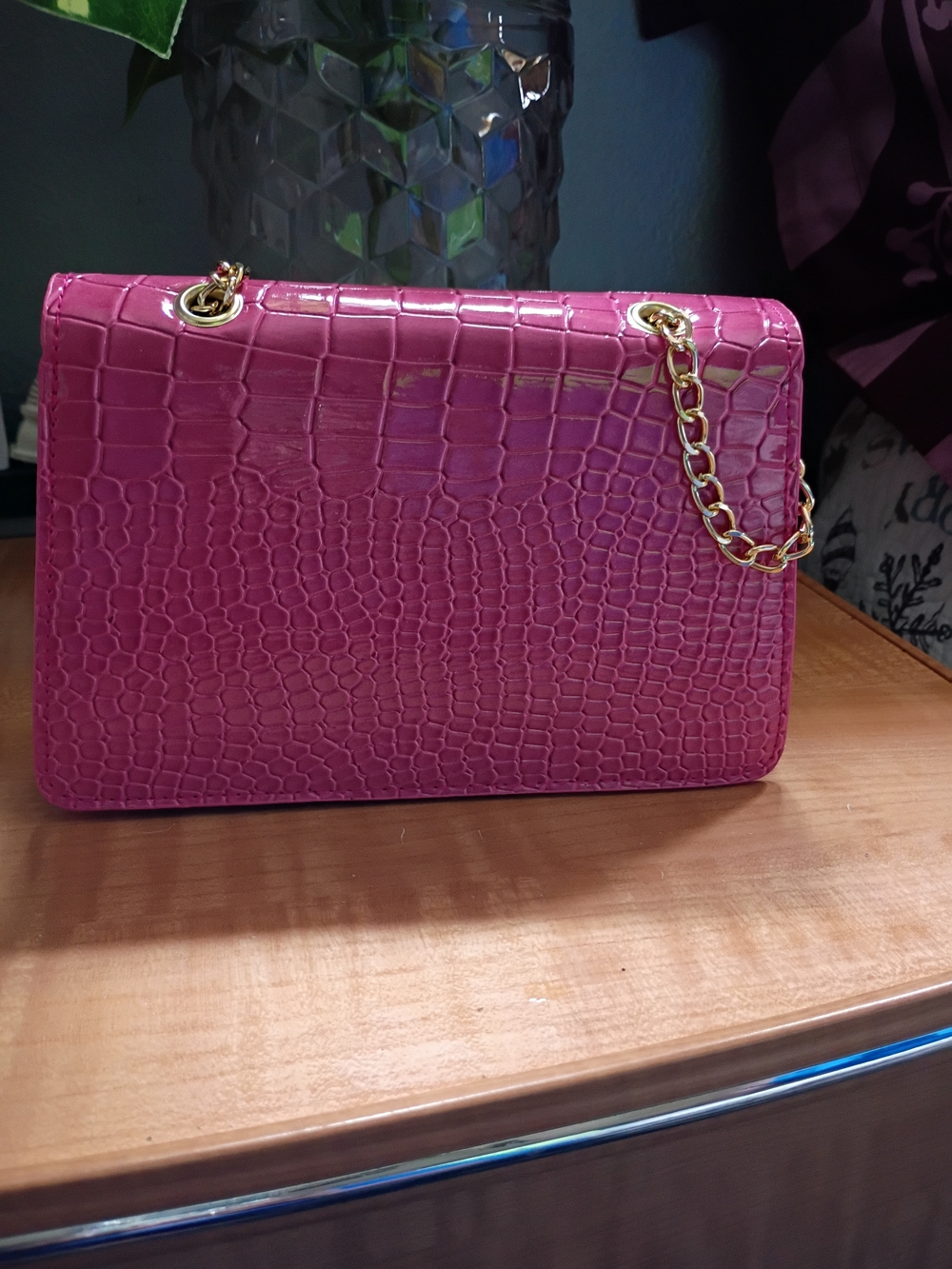 Fuchsia Croc-Embossed Chain Shoulder Bag - Gold Hardware - Picture 5 of 6